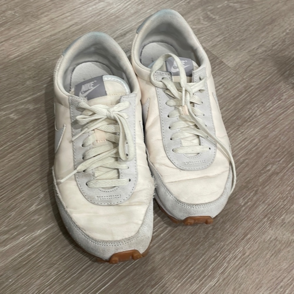 Nike Daybreak Women’s size 9